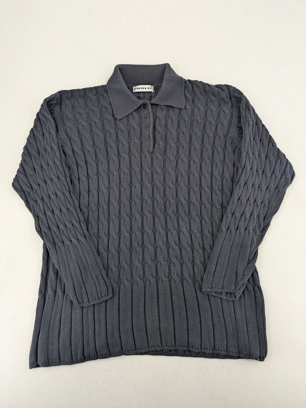Baumwolle grey turtle neck jumper with cable knit pattern and 3-button collar.