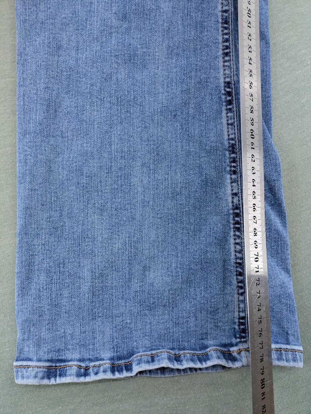 Goldgarn blue flare jeans with classic 5-pocket design and stretch denim material.