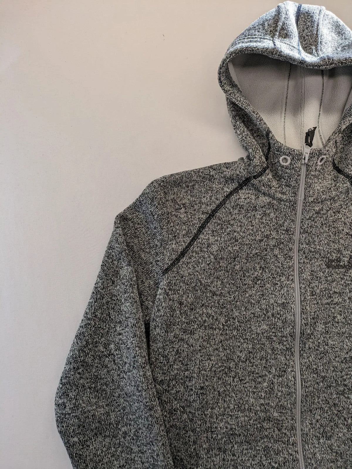 Jack Wolfskin grey fleece jacket with logo detailing and two front pockets.