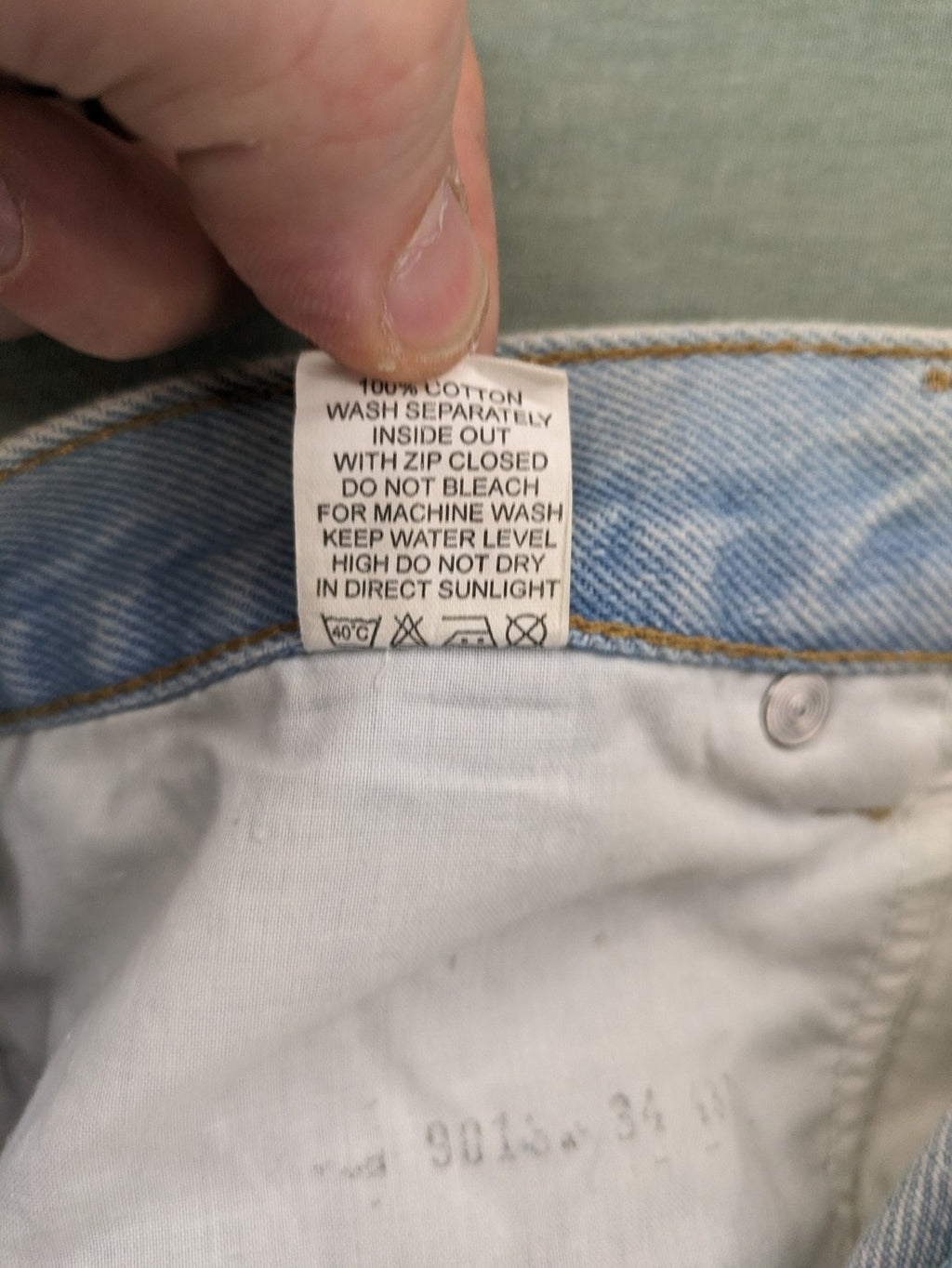 Newport straight jeans light blue 5-pocket design made from 100% cotton.