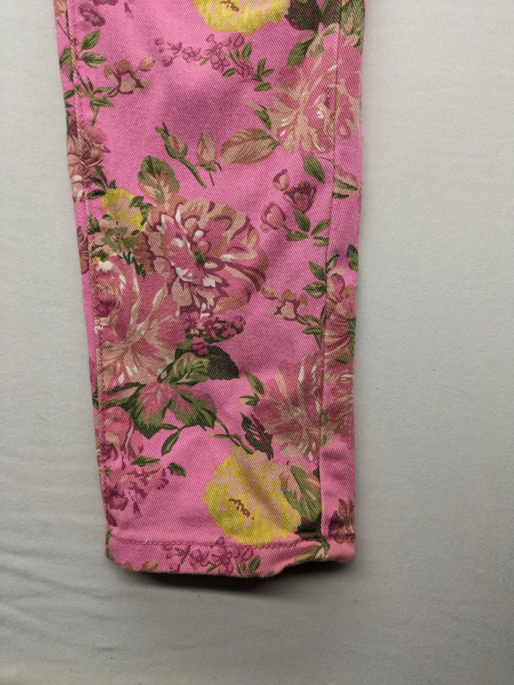 Crazy World floral straight jeans pink with 5-pocket design and slim fit.