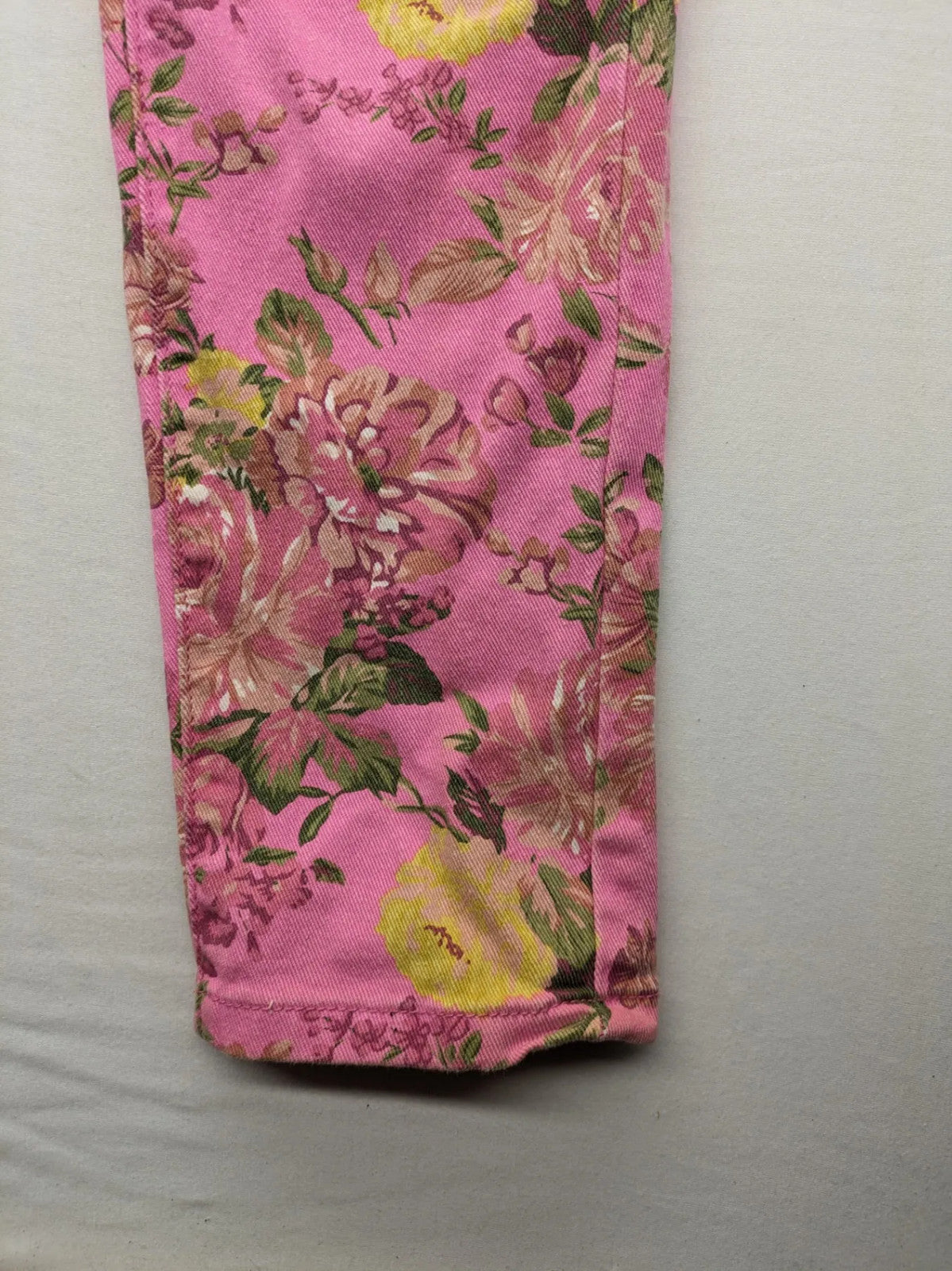 Crazy World floral straight jeans pink with 5-pocket design and slim fit.