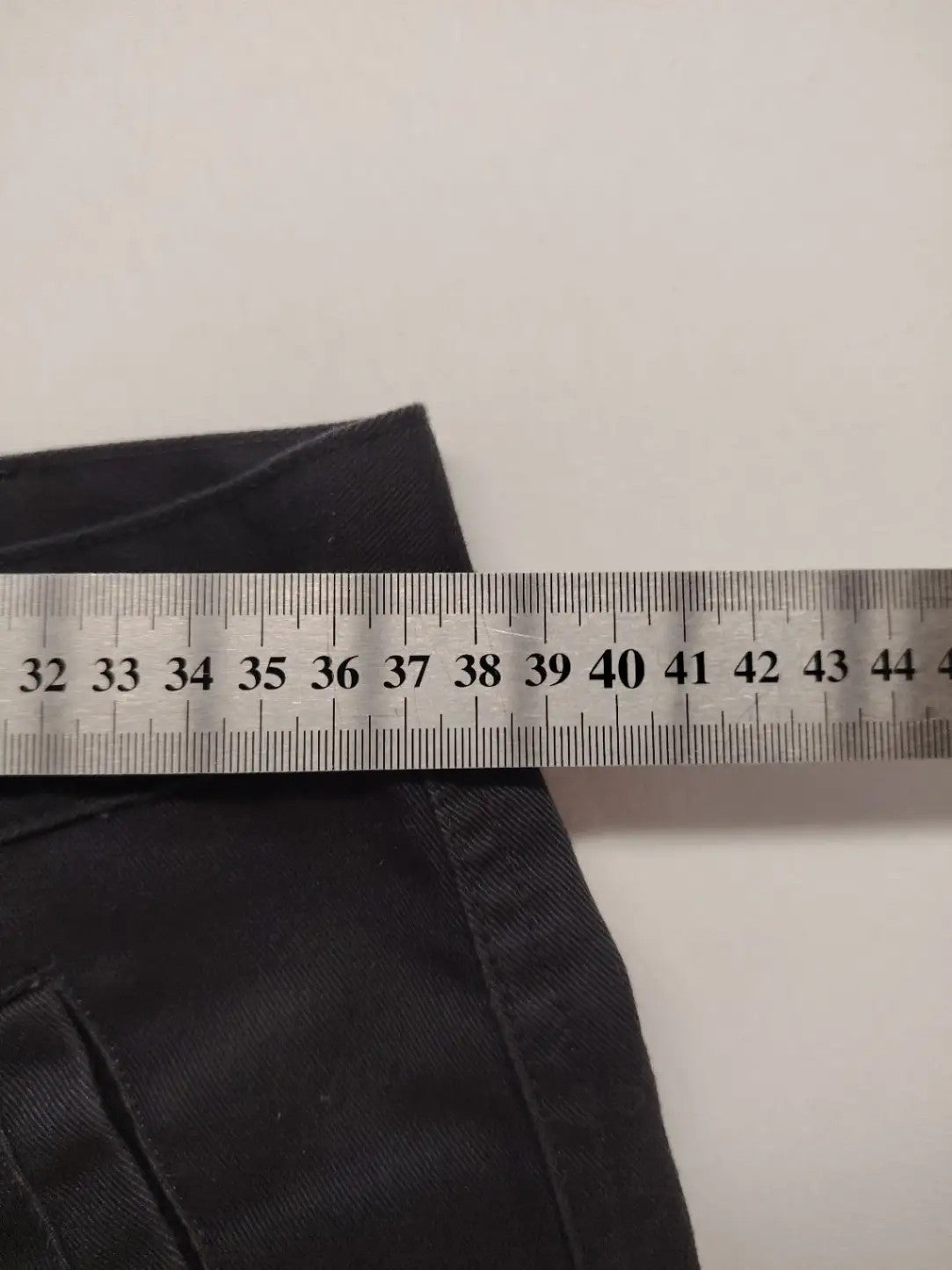 Herren grey cargo pants with multiple pockets, elastic waistband, durable polyester-cotton blend.