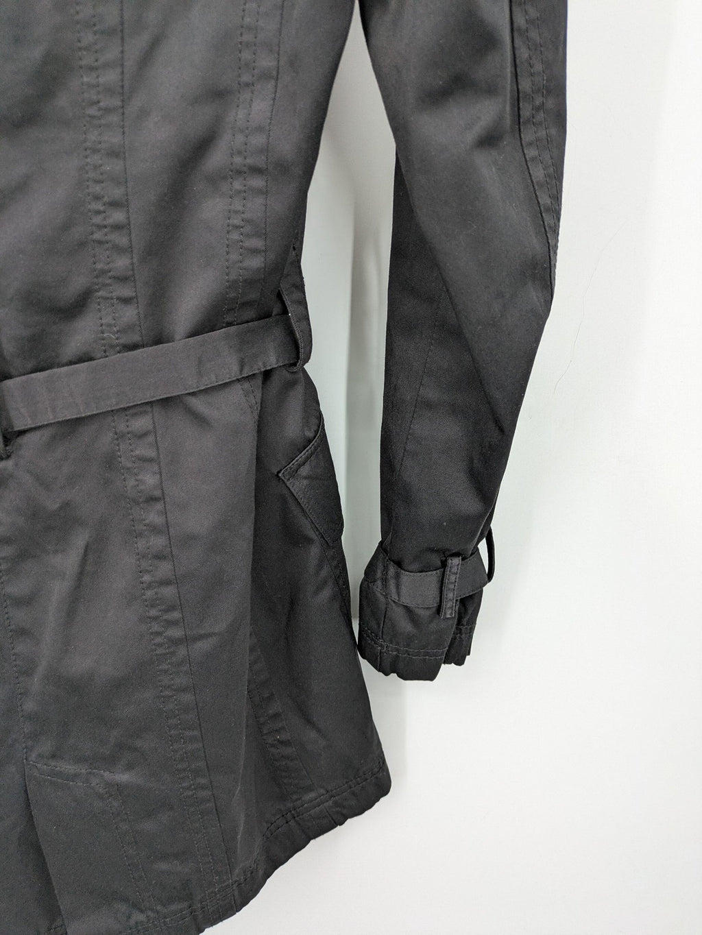 Amisu grey trench coat double-breasted design with elegant collar and belted waist.
