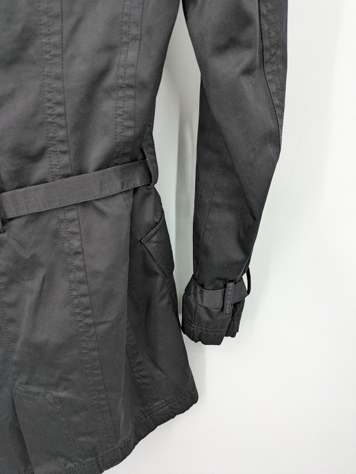 Amisu grey trench coat double-breasted design with elegant collar and belted waist.