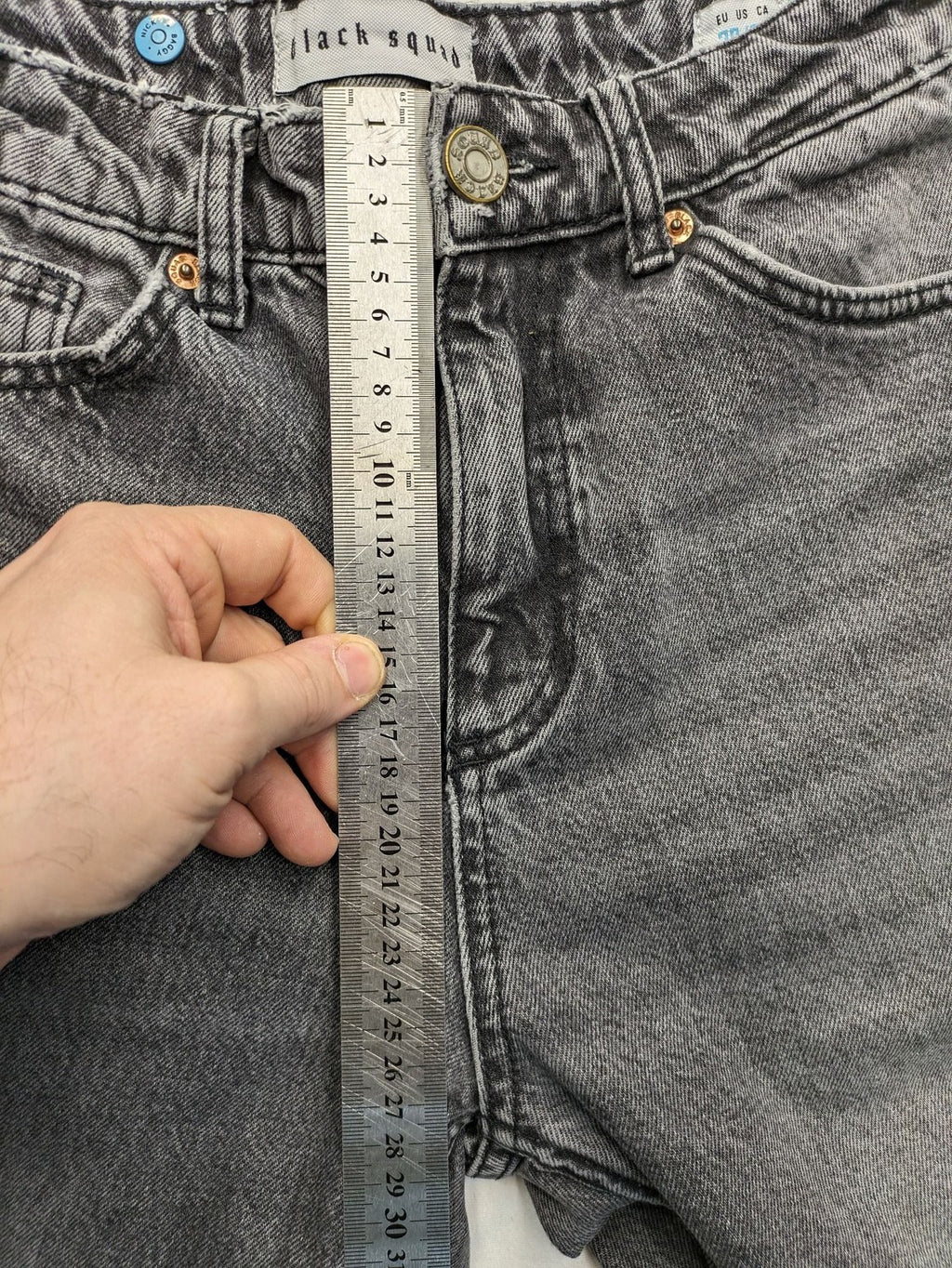 Retro black straight jeans washed denim vintage look with baggy fit and distressed details.