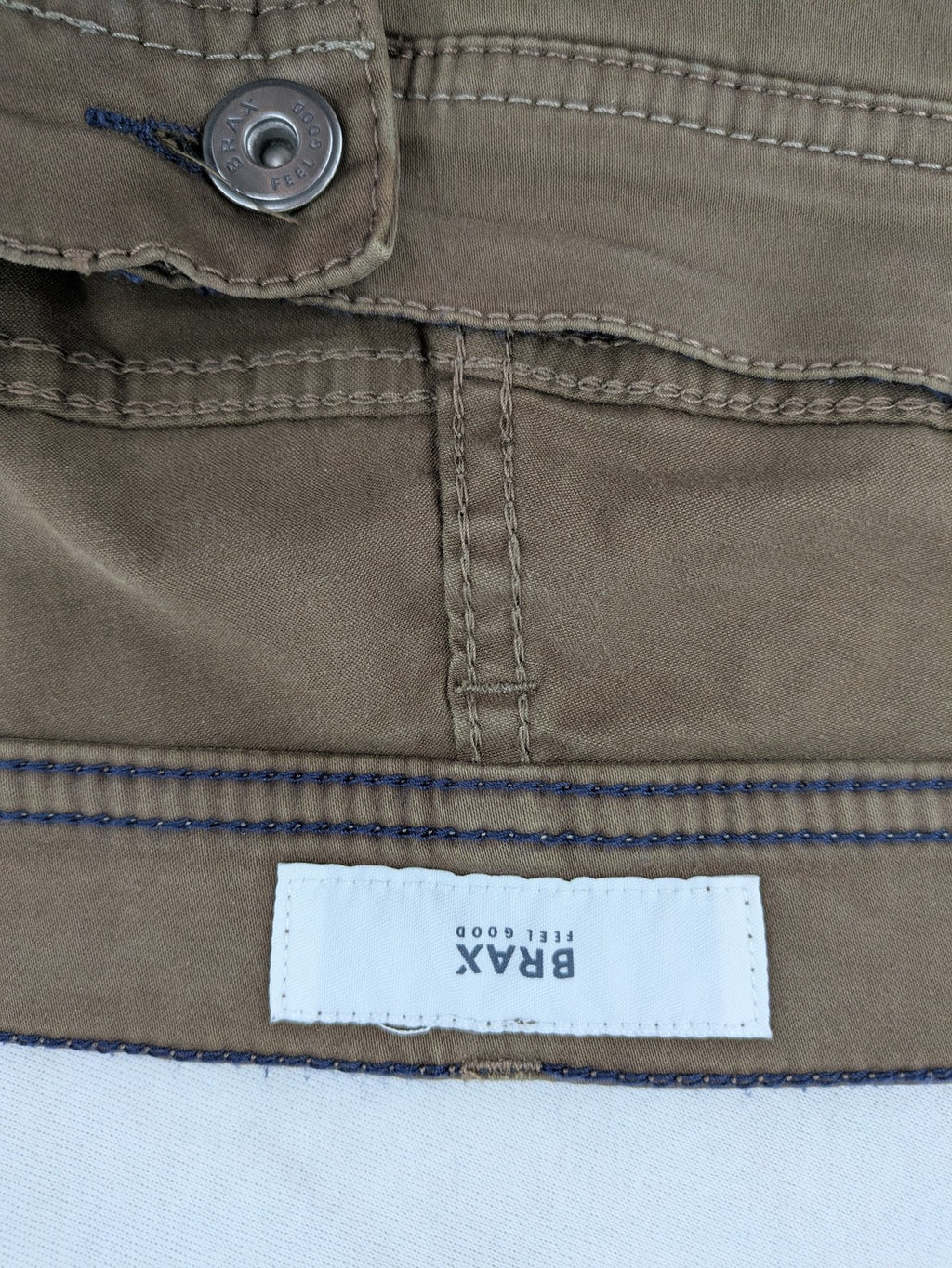 BRAX khaki chinos Cooper Fancy regular fit soft cotton blend with logo detail.