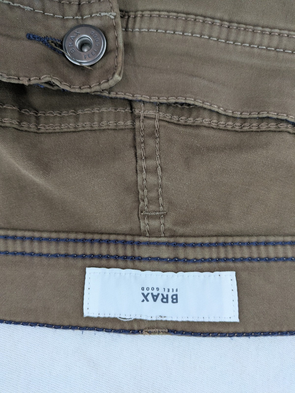 BRAX khaki chinos Cooper Fancy regular fit soft cotton blend with logo detail.
