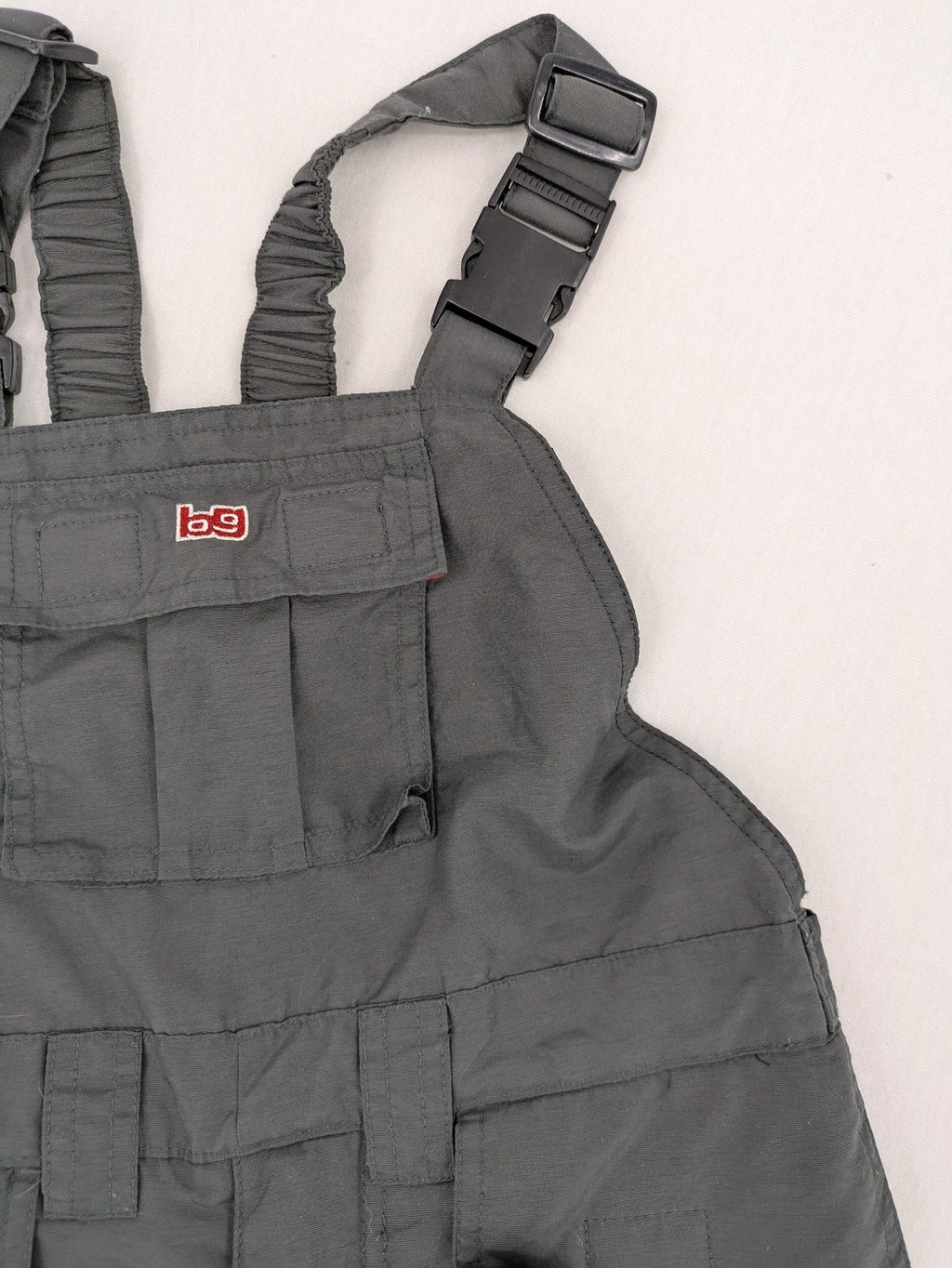 H&M grey snow pants with red accents, adjustable straps, and multiple cargo pockets.