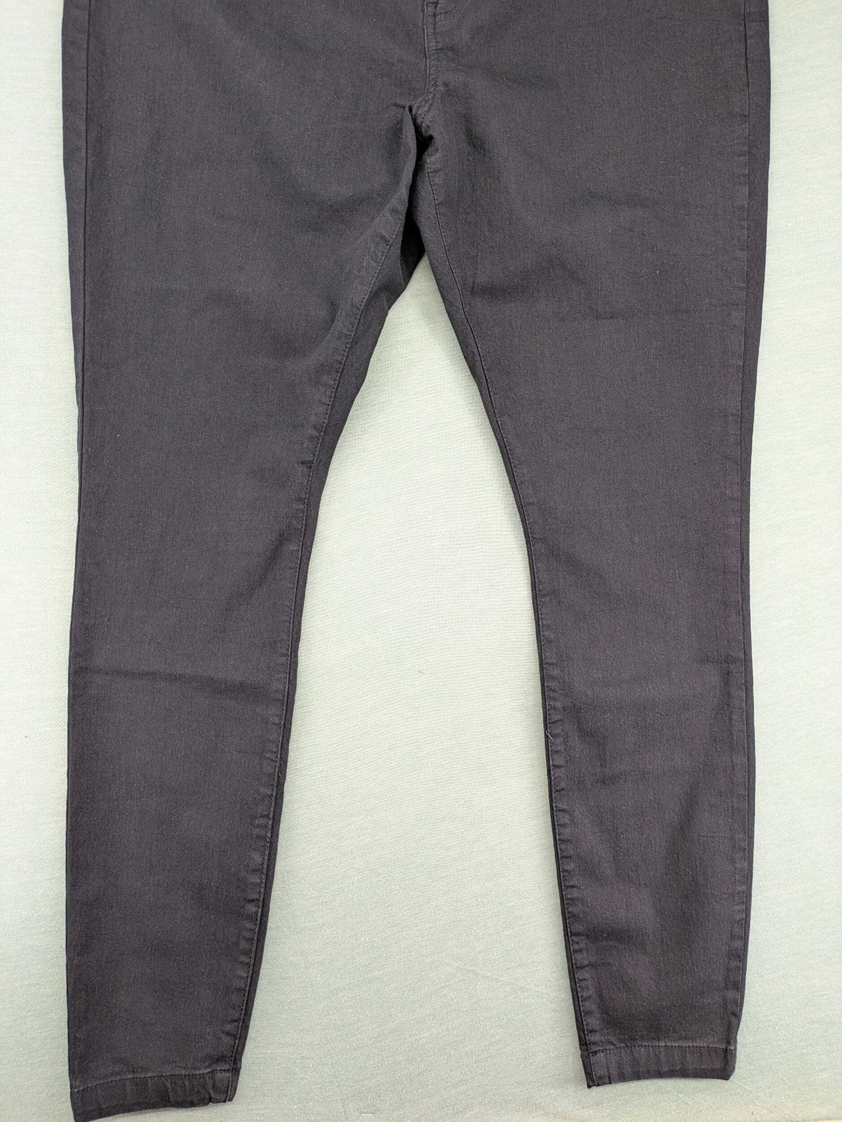 Zizzi grey skinny jeans with 5-pocket design and stretch material, new with tags.