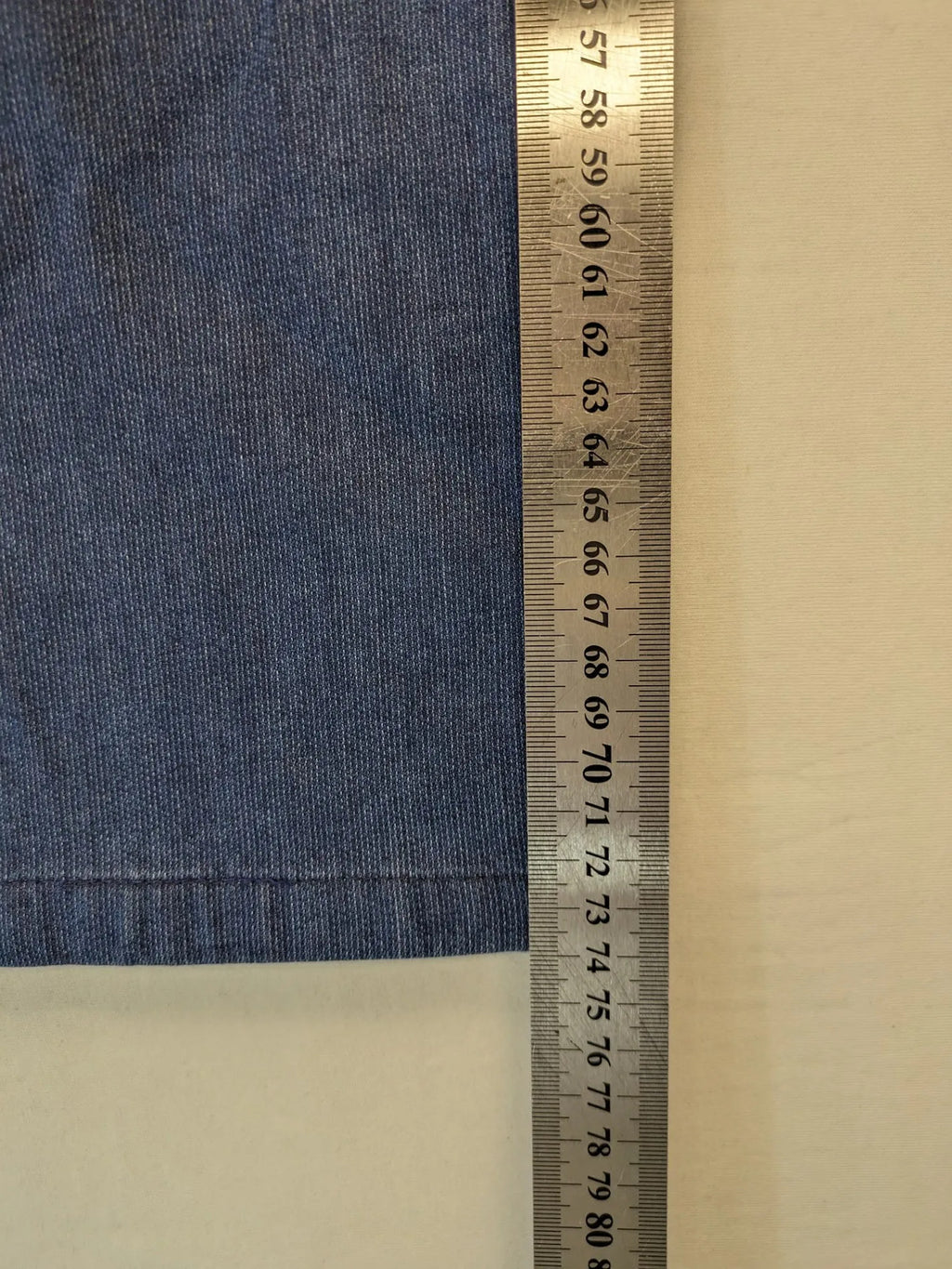 Avena blue chino pants, straight leg, cotton blend, featuring zipper and buttoned pockets.