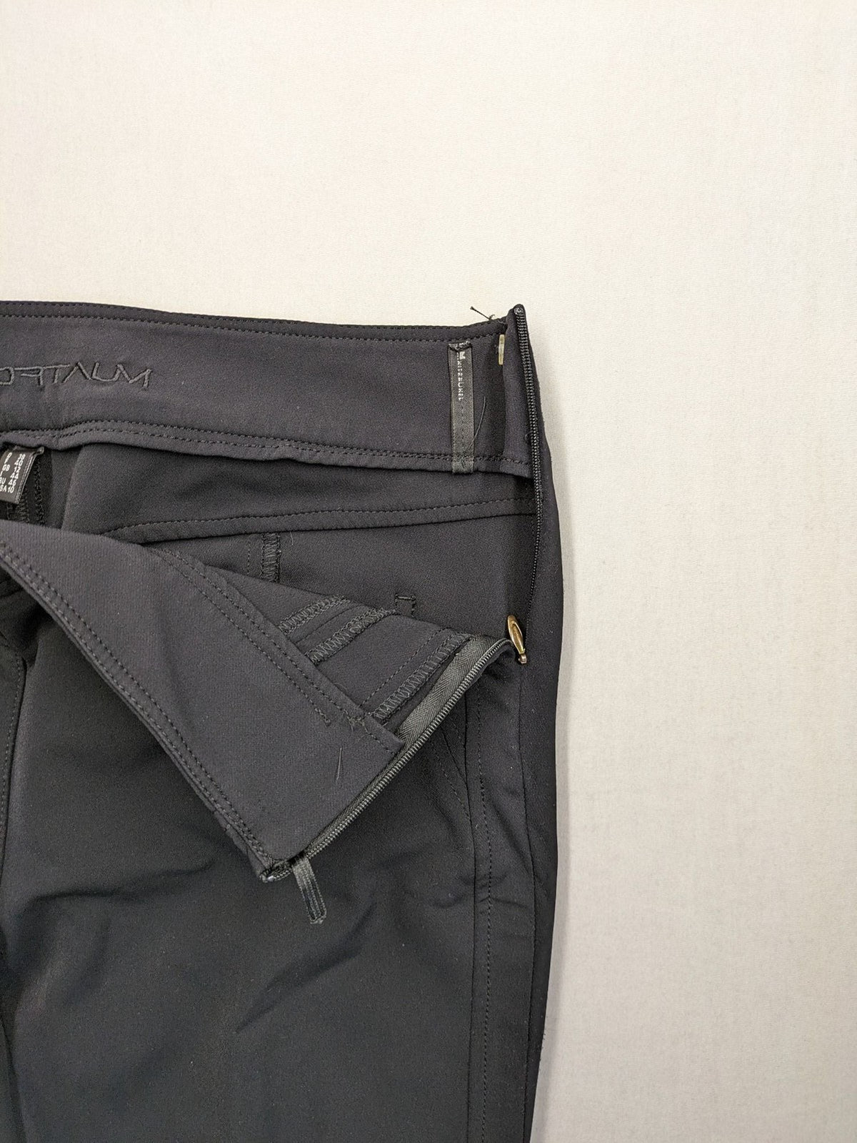 Sportalm Kitzbühel grey pants slim fit with embroidered back pockets and side zipper.