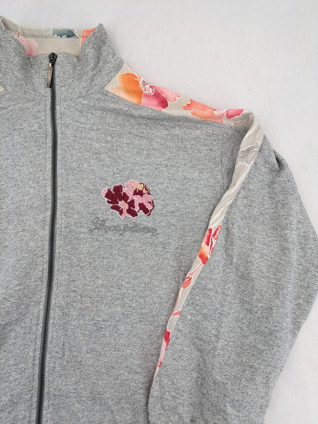 Stautz vintage jacket grey floral pattern with embroidered details and zip closure.