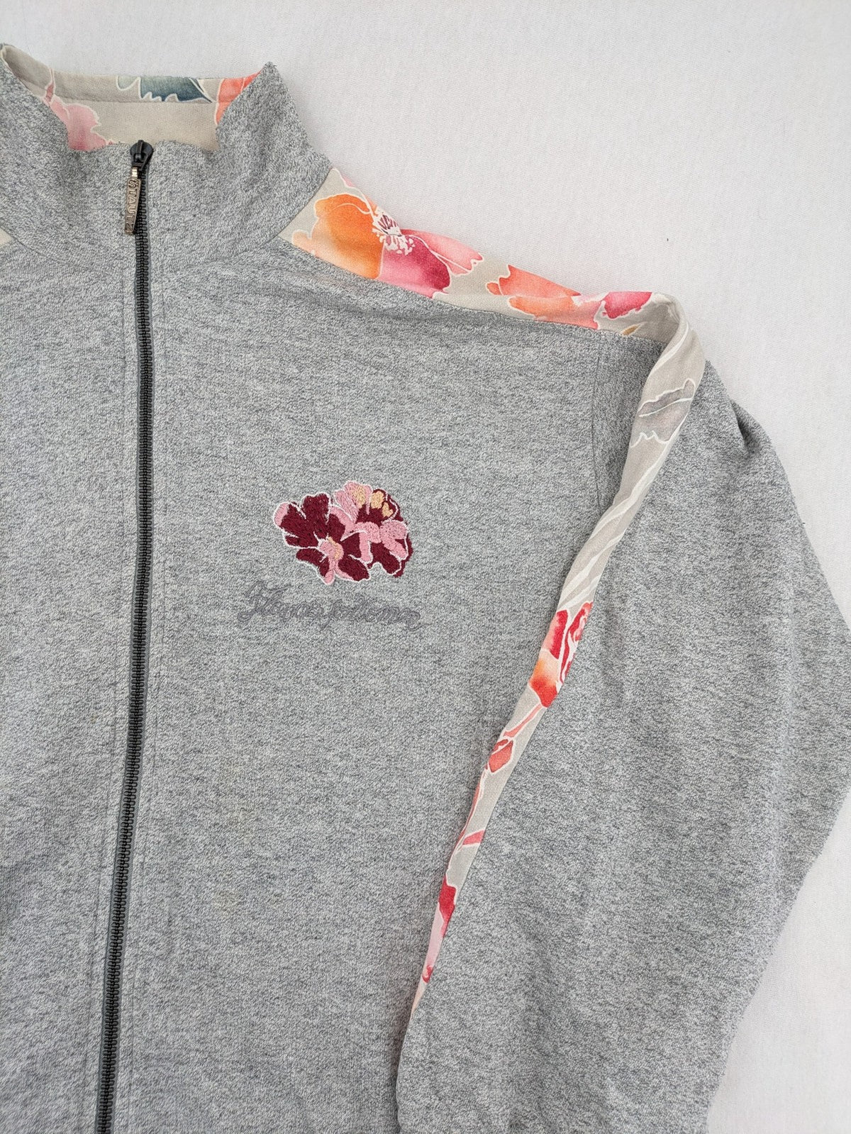 Stautz vintage jacket grey floral pattern with embroidered details and zip closure.