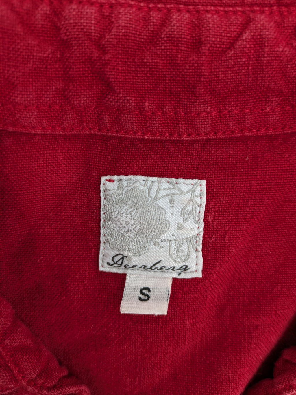 Deerberg red short-sleeve linen blouse with collar, button placket, and side slits.