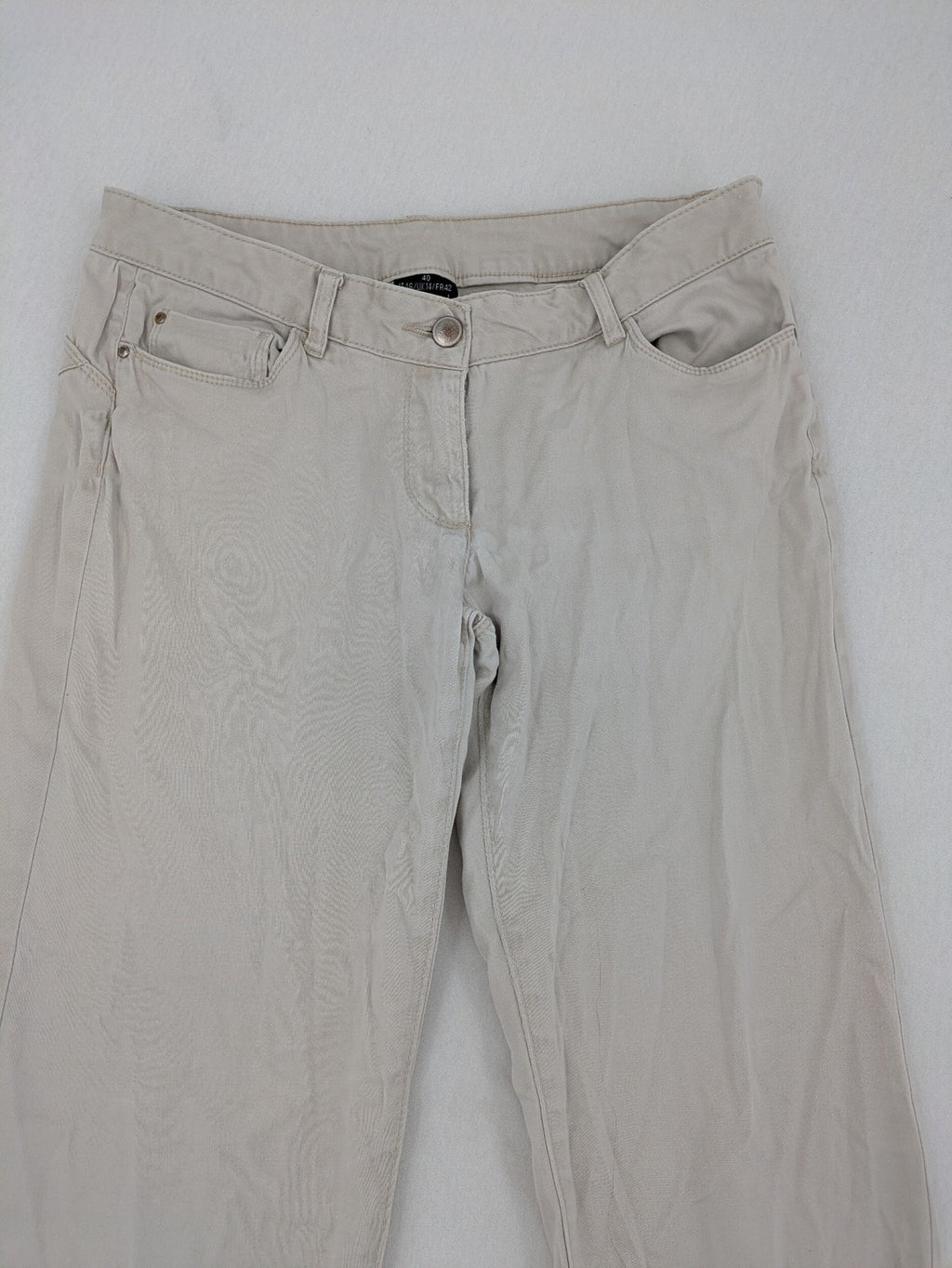 Flame beige chino pants with straight leg and classic button closure.