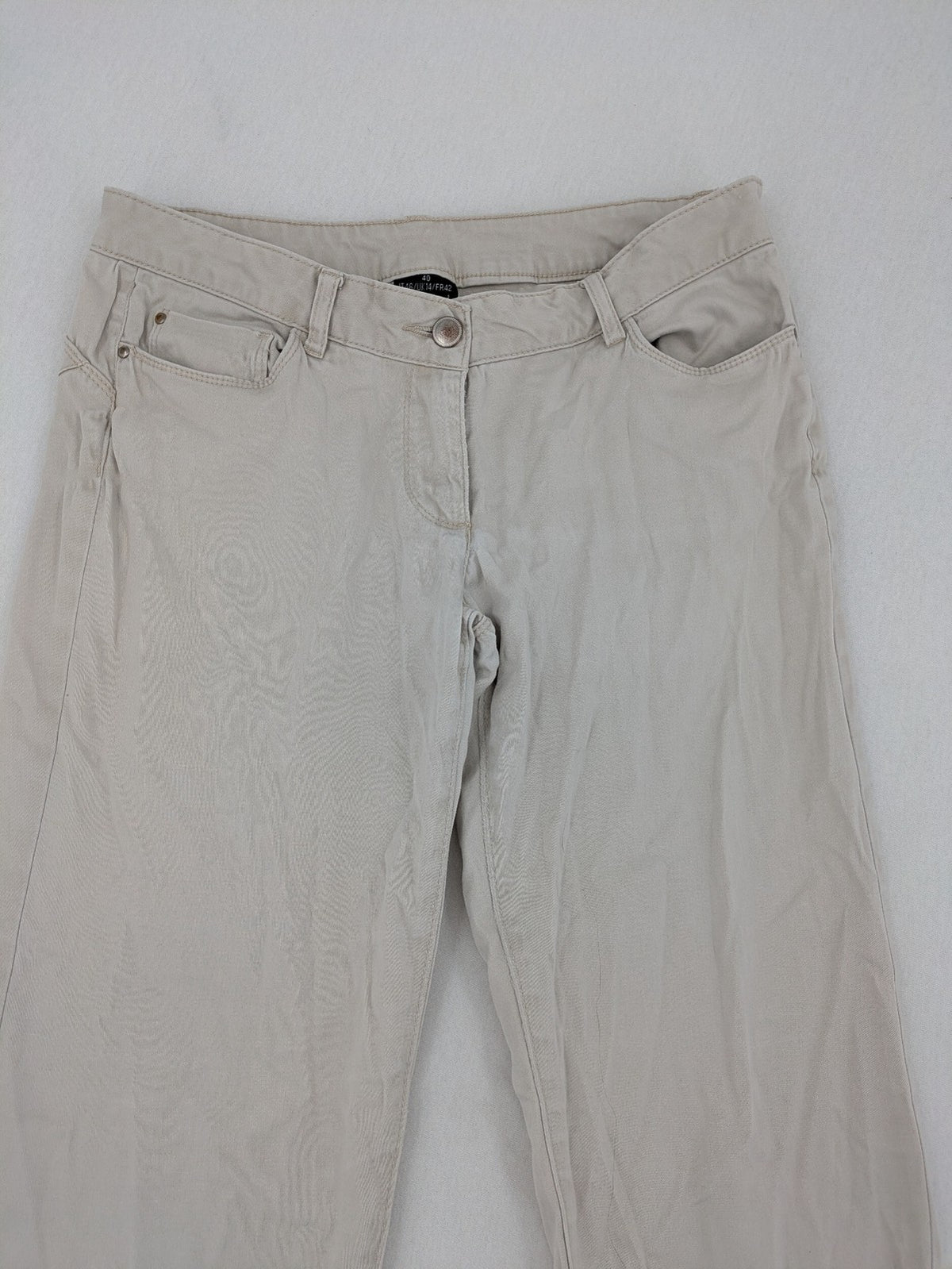 Flame beige chino pants with straight leg and classic button closure.