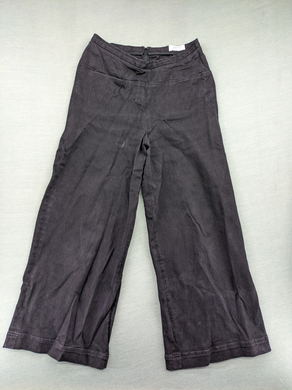 Tailor black culotte pants high waist wide leg with discreet back zipper.
