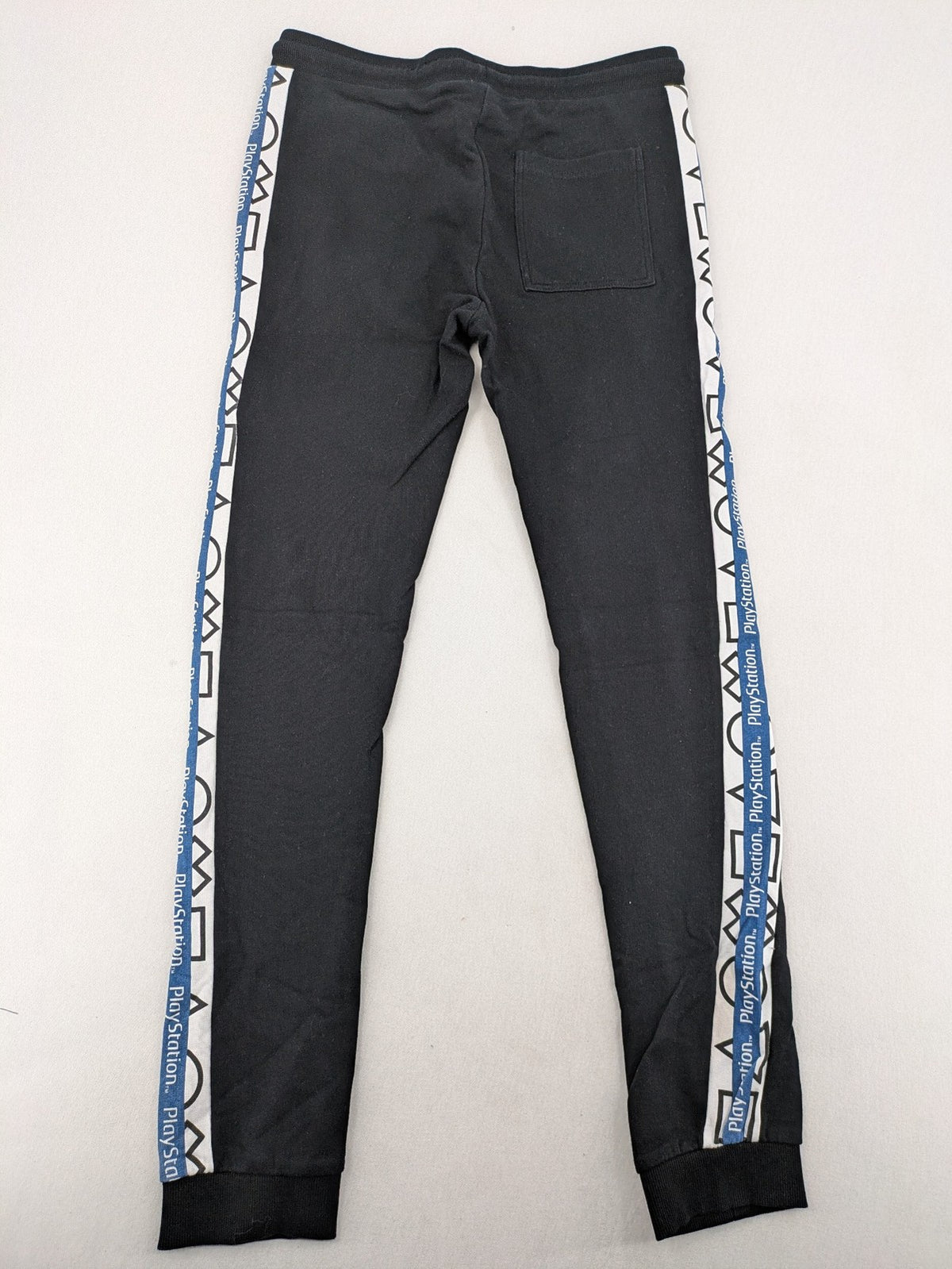 Baumwolle black pants with PlayStation logo tape, elastic waistband, cotton material.