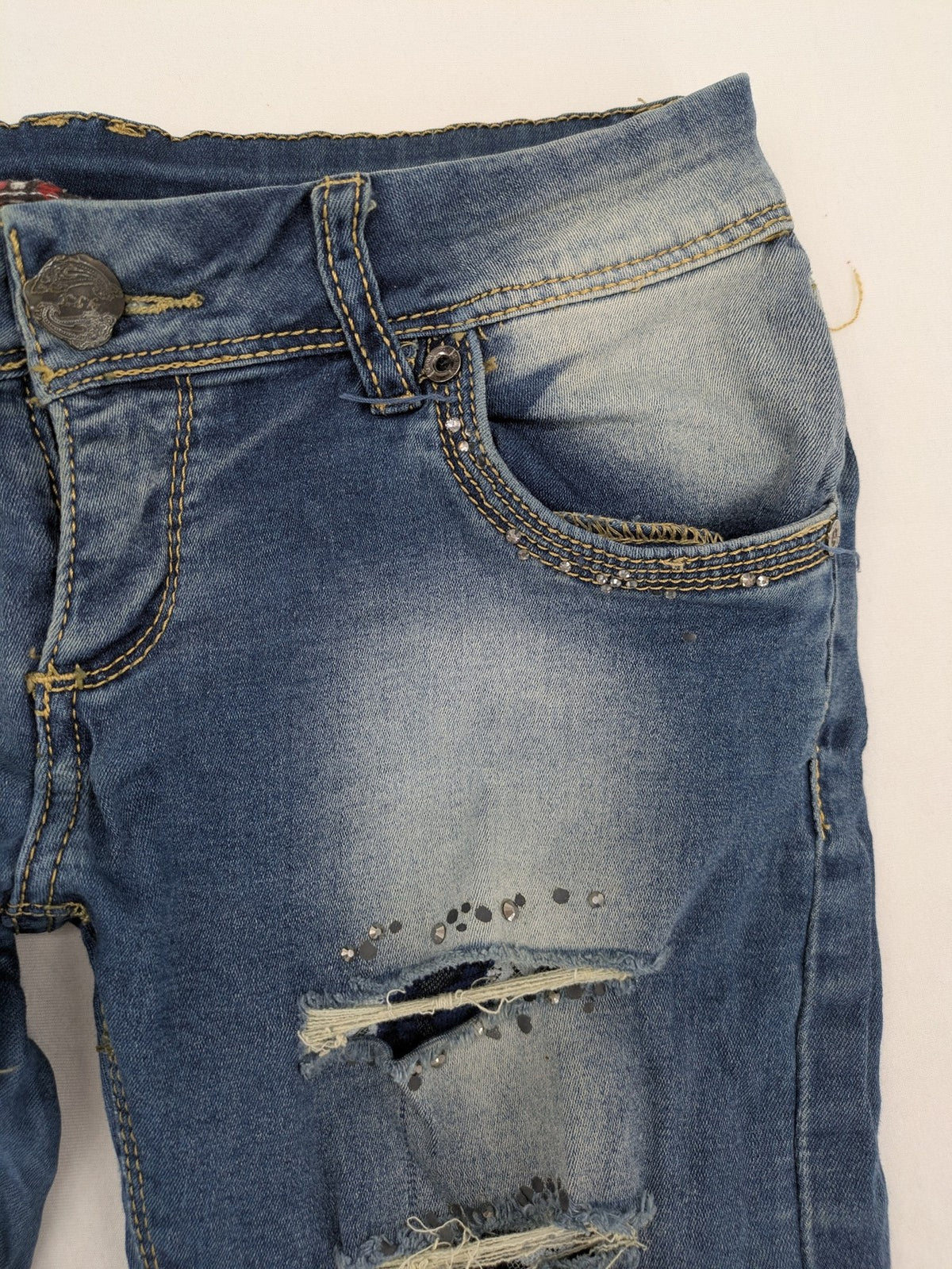 Damen blue straight jeans destroyed look with rhinestones and studs, low rise fit.