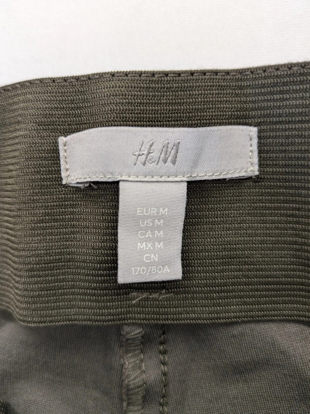 H&M khaki pants with front seam detail and stretchy material for comfort.