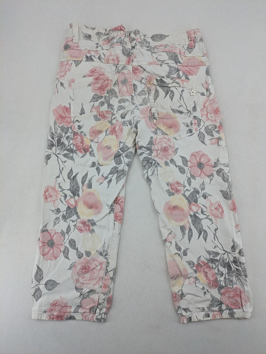 Jewelly multi floral print capri jeans with 5-pocket design and stretch cotton blend.