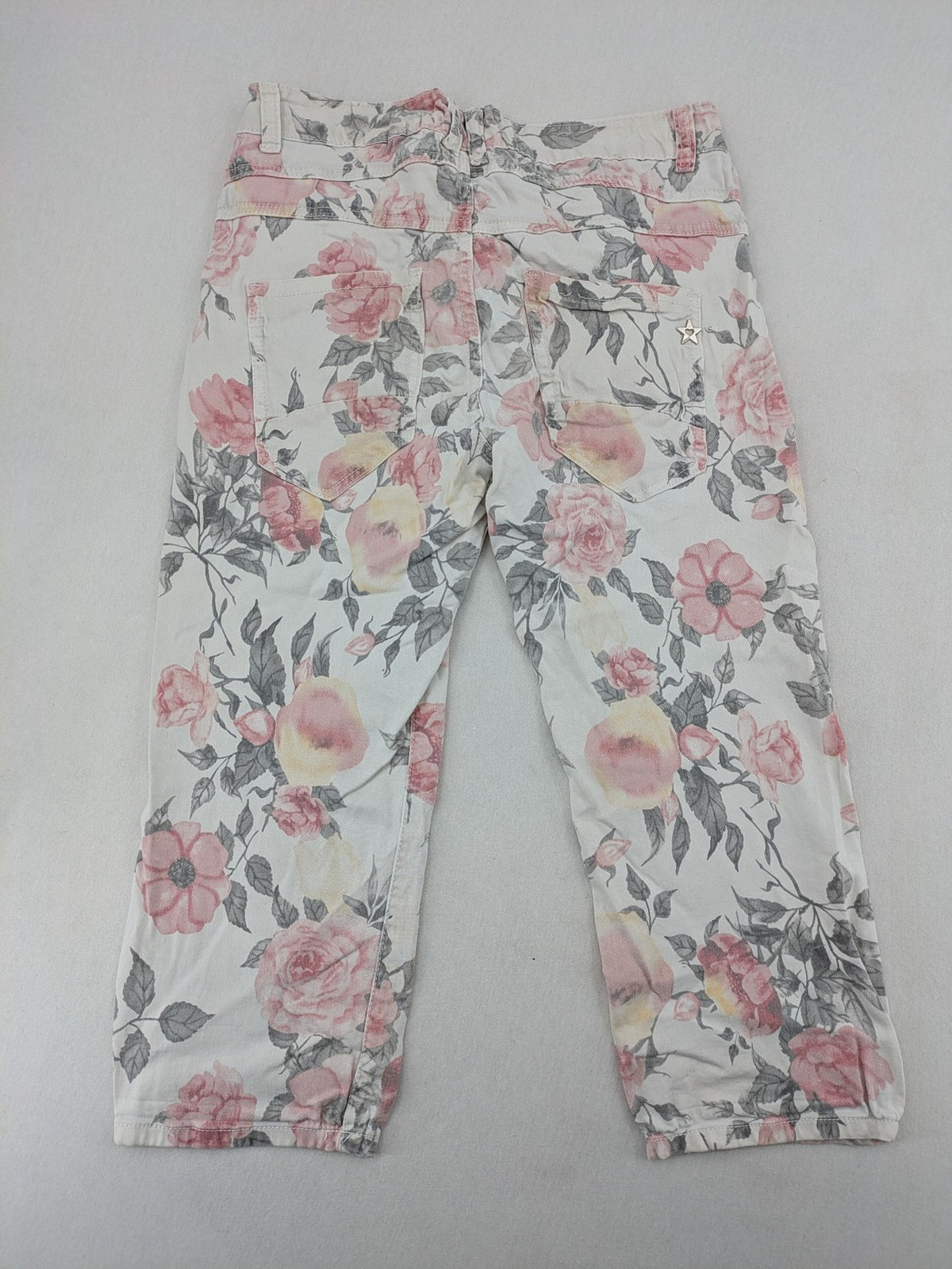 Jewelly multi floral print capri jeans with 5-pocket design and stretch cotton blend.