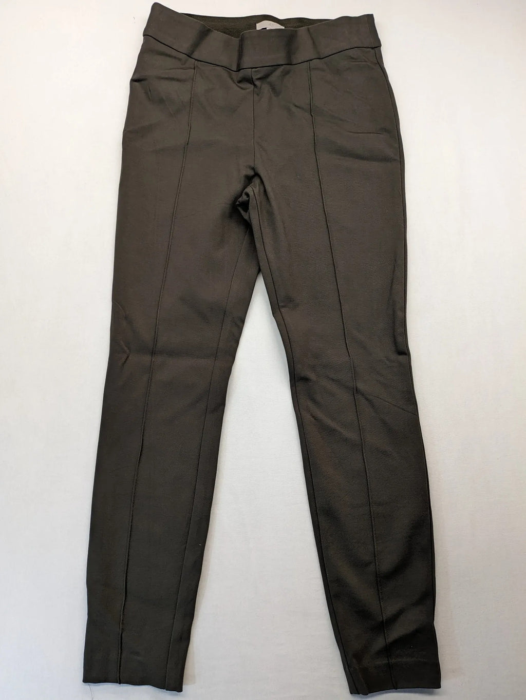 H&M khaki pants with front seam detail and stretchy material for comfort.