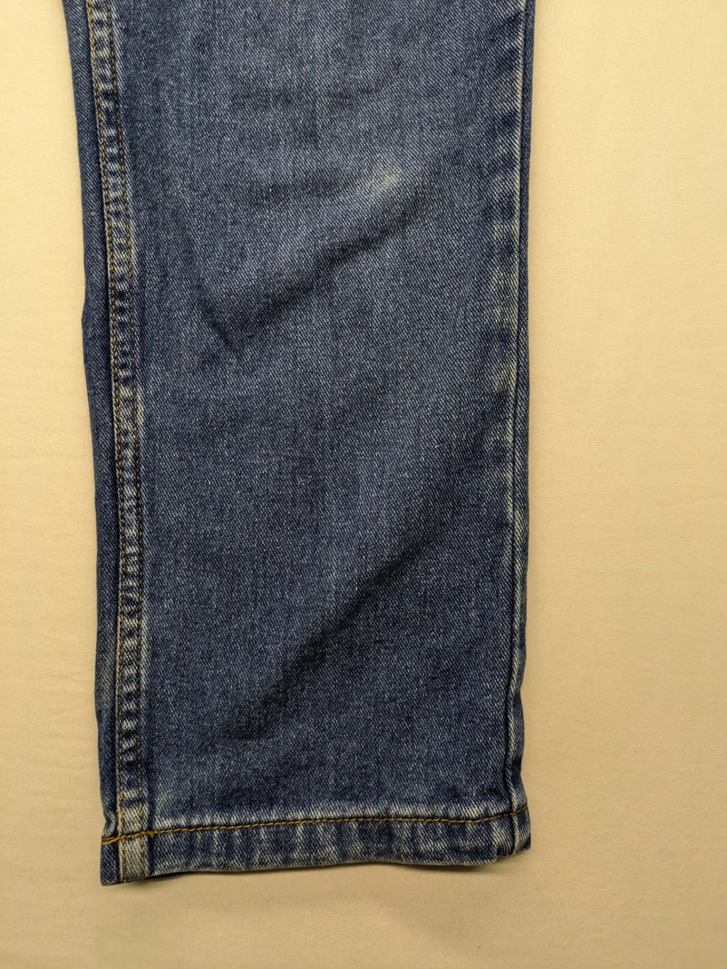 Ozzy blue straight jeans vintage 90s with pink logo patch and classic wash.