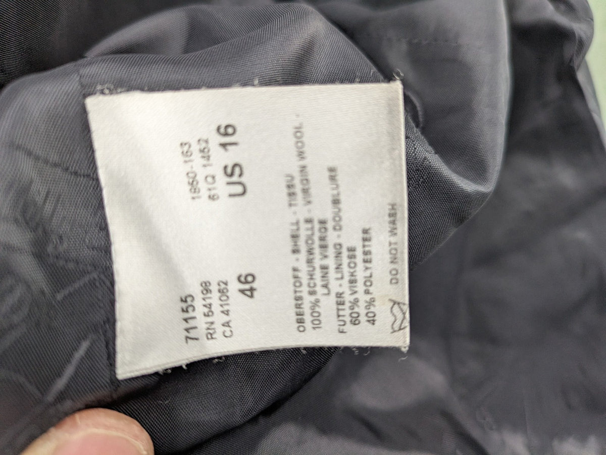 Bogner grey blazer with black pinstripes and contrast stitching, made of 100% virgin wool.