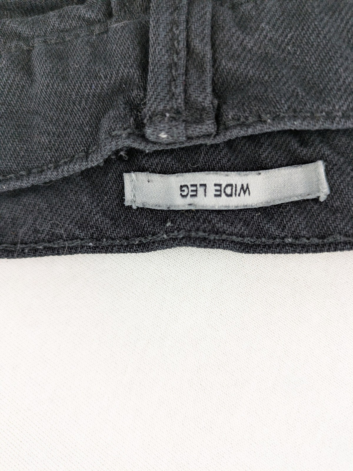 Bershka grey wide leg jeans high waist with classic 5-pocket design and button closure.