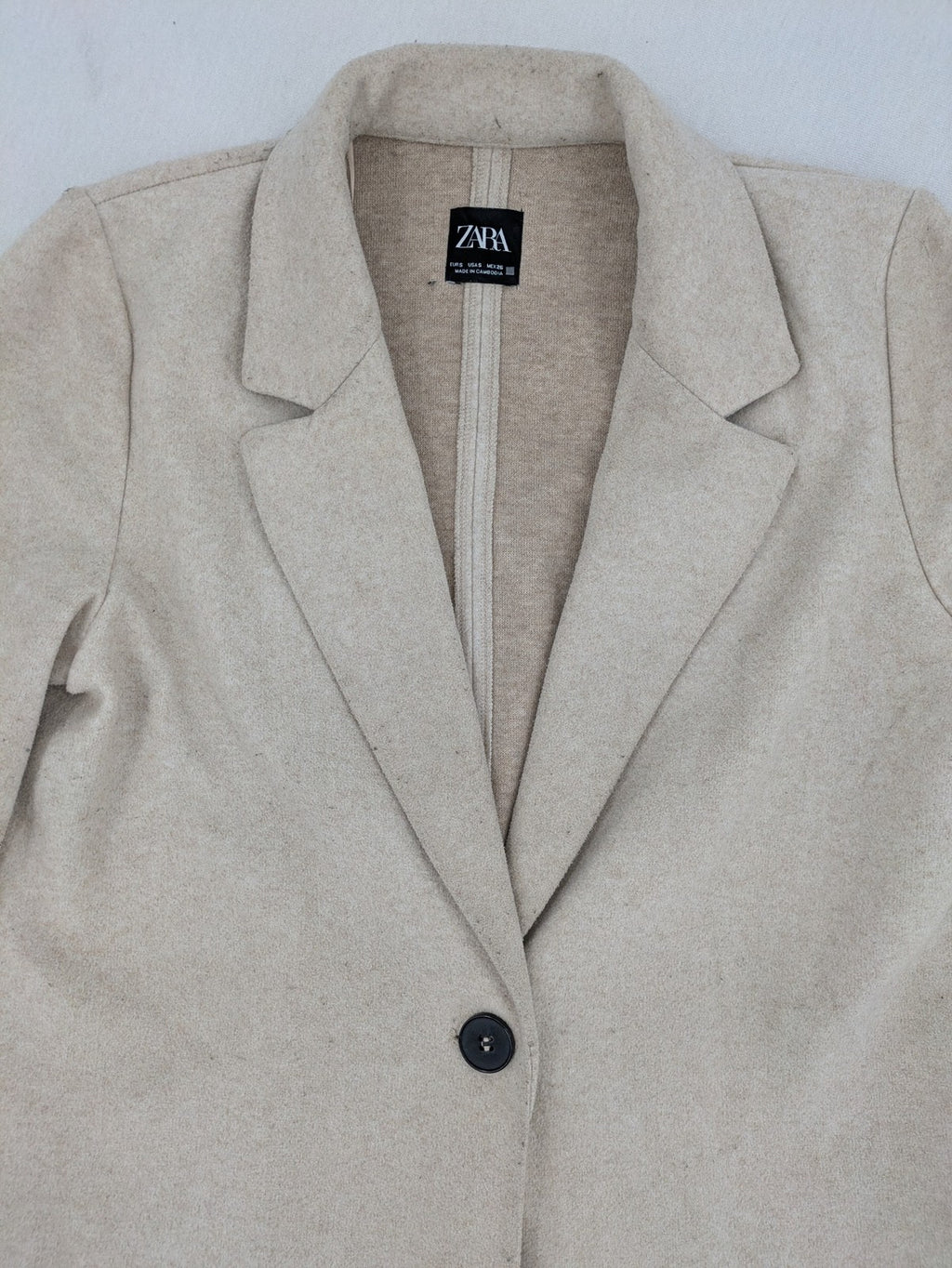 Zara beige coat single-breasted notch lapel classic design with two side pockets.