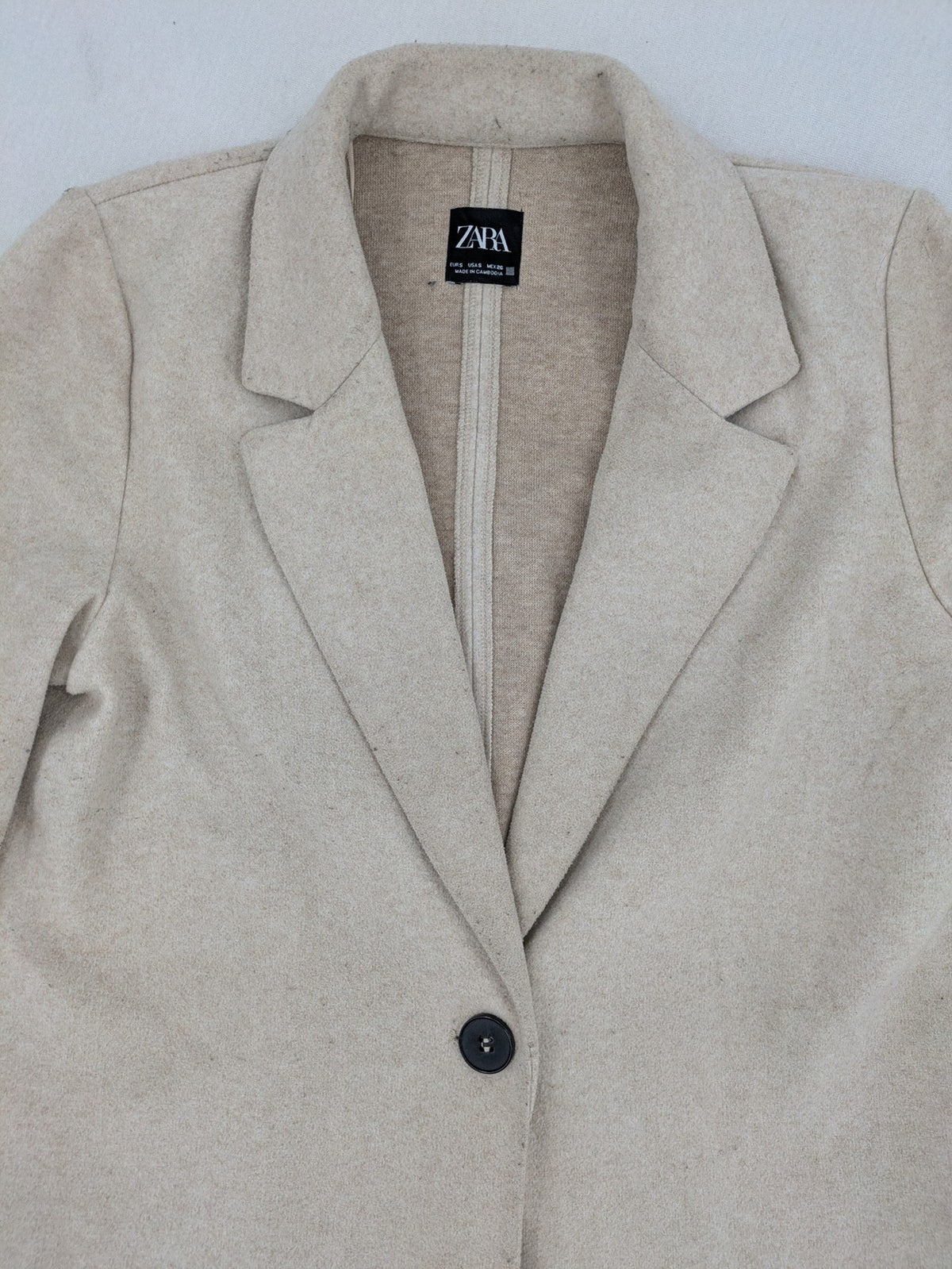 Zara beige coat single-breasted notch lapel classic design with two side pockets.