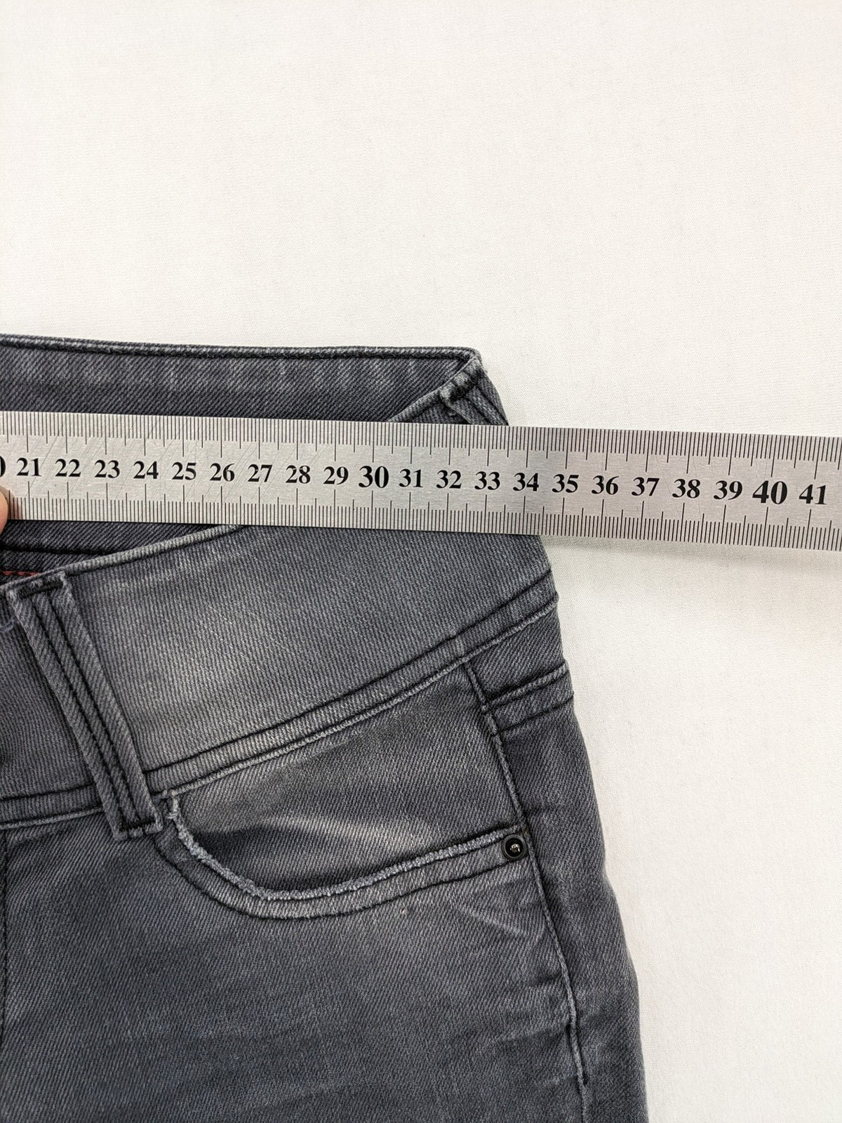 Le Temps des Cerises grey skinny jeans high waist with faded wash and logo detail.