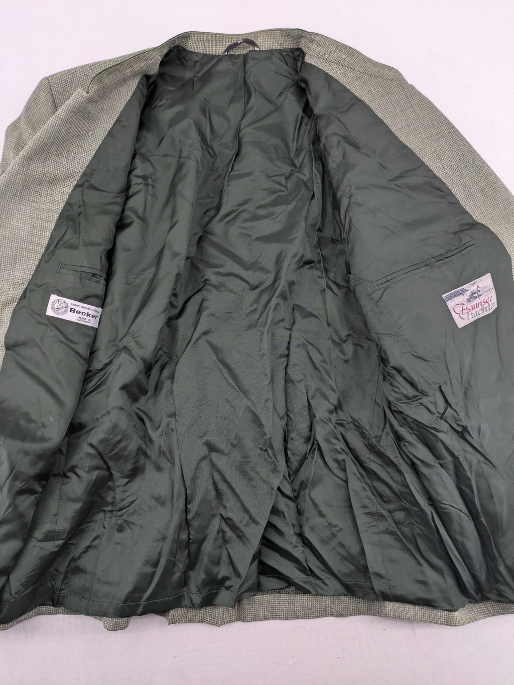Traunsee Trachten green jacket with standing collar, decorative buttons, and premium wool-linen blend.