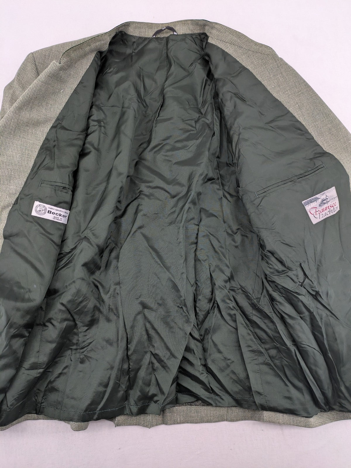 Traunsee Trachten green jacket with standing collar, decorative buttons, and premium wool-linen blend.