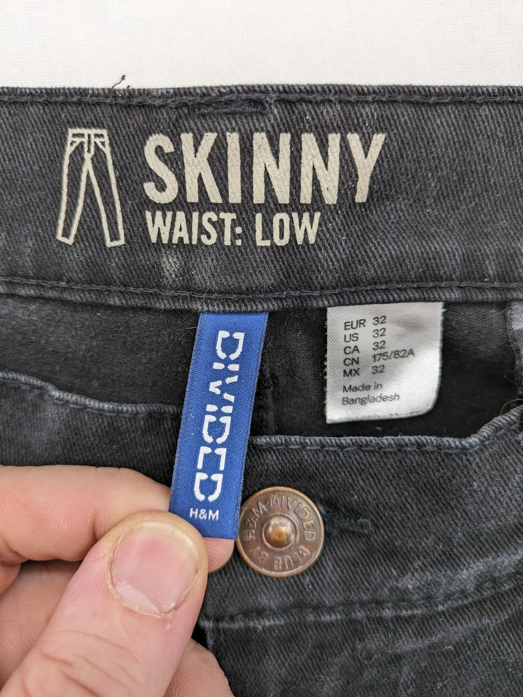 H&M Divided black skinny jeans low waist 5-pocket style with stretch denim material.