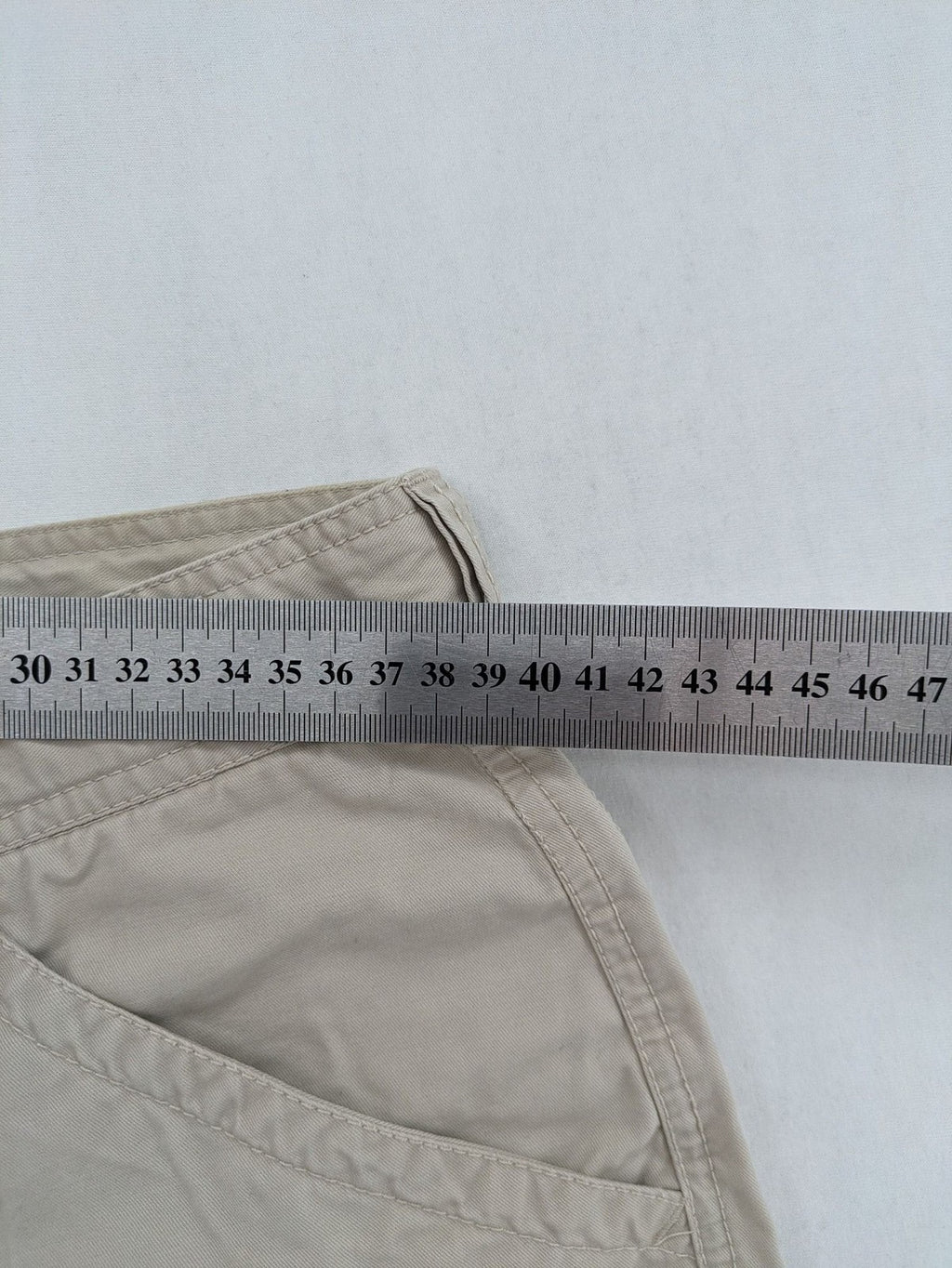 Grey Connection beige cargo shorts with multiple pockets and button closure, made from cotton.