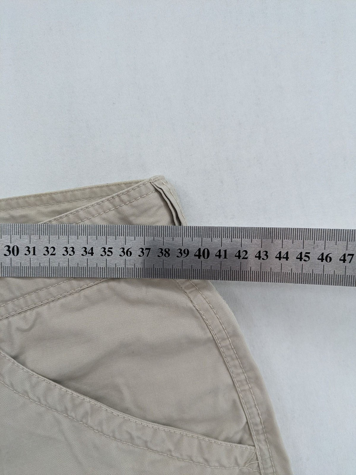 Grey Connection beige cargo shorts with multiple pockets and button closure, made from cotton.