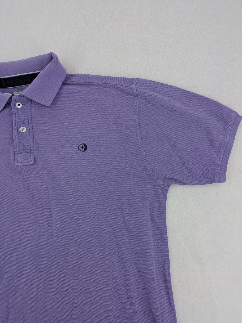 Arqueonautas purple polo shirt, short sleeves, embroidered logo, 100% cotton.