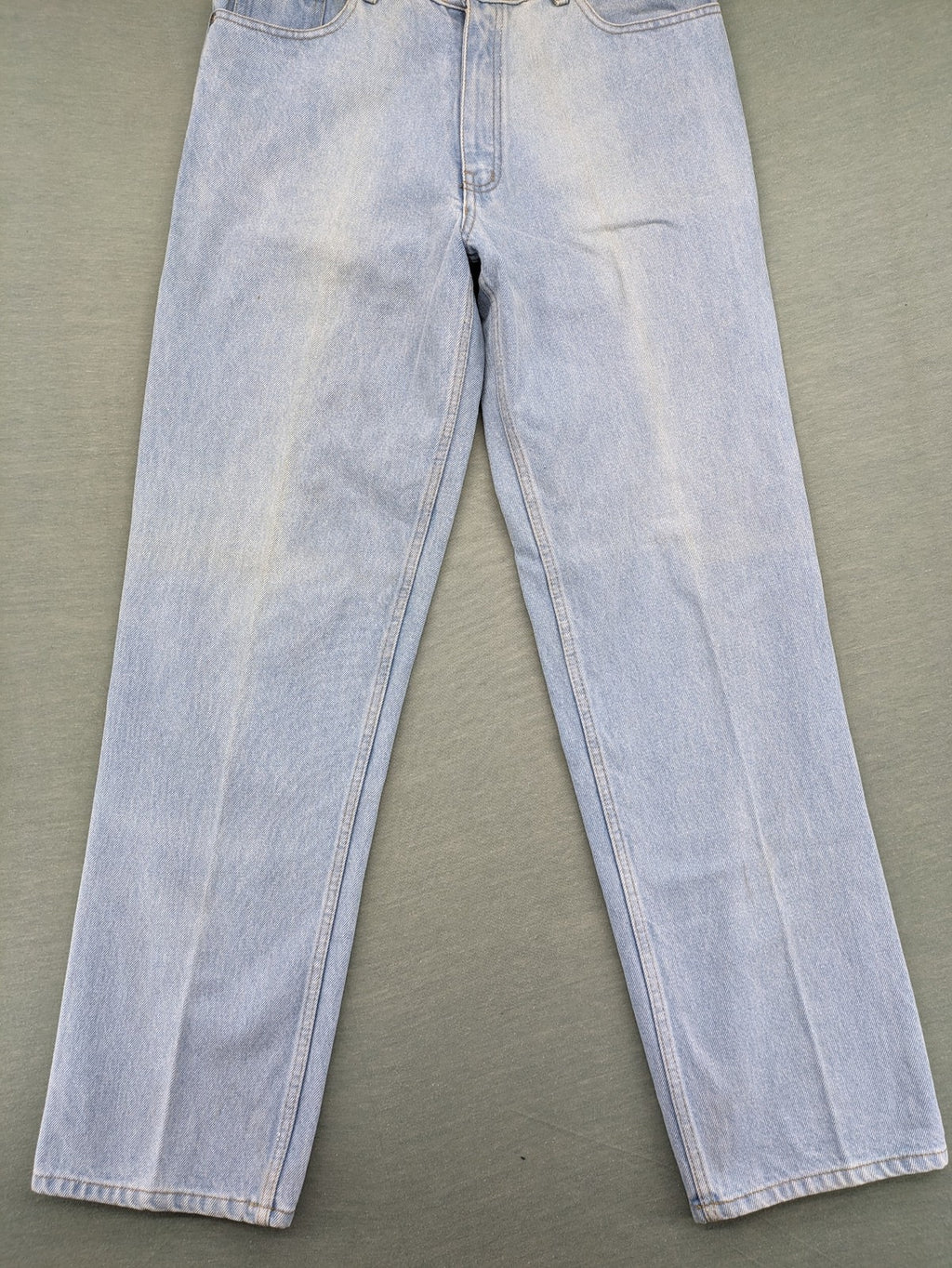 Newport straight jeans light blue 5-pocket design made from 100% cotton.