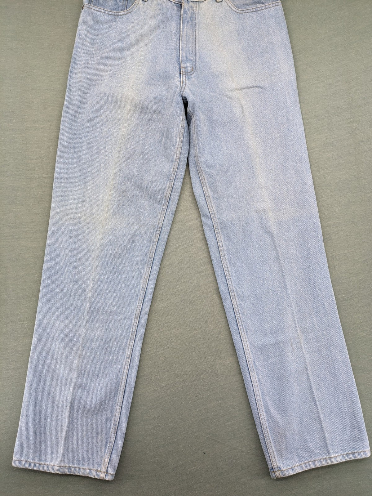 Newport straight jeans light blue 5-pocket design made from 100% cotton.