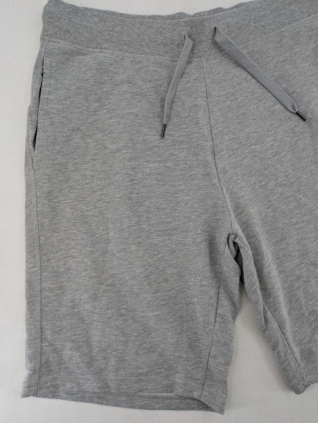Crivit grey sweatshorts XL with elastic waistband and side pockets, cotton blend material.