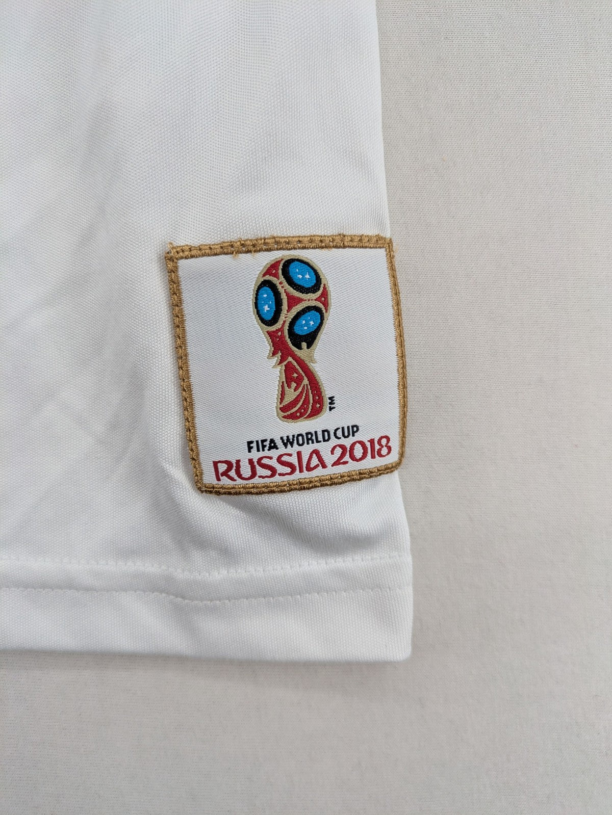 Deutschland FIFA WM 2018 Trikot weiß mit gesticktem Wappen und Nummer 10.
