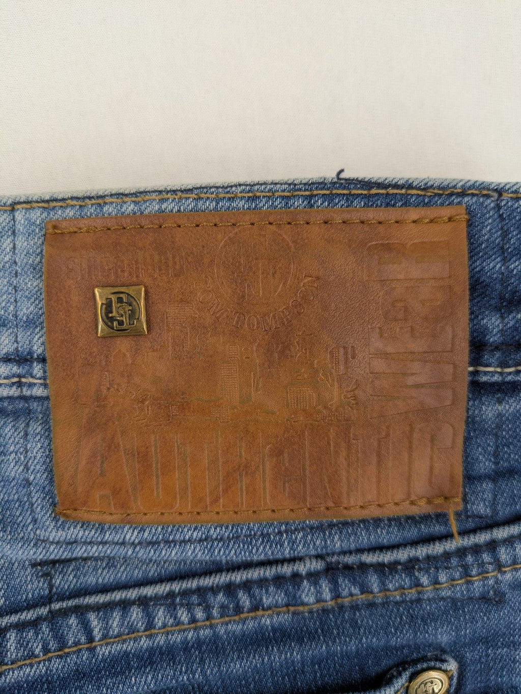 Tom Tompson blue straight jeans with classic 5-pocket style and subtle used effects.