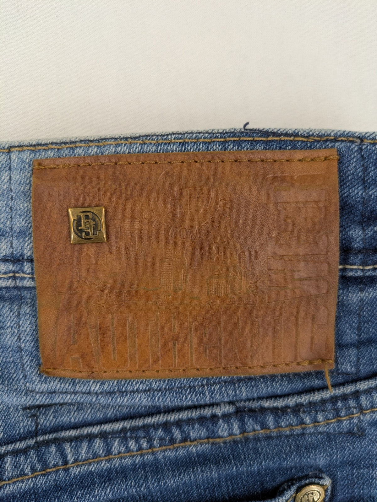 Tom Tompson blue straight jeans with classic 5-pocket style and subtle used effects.