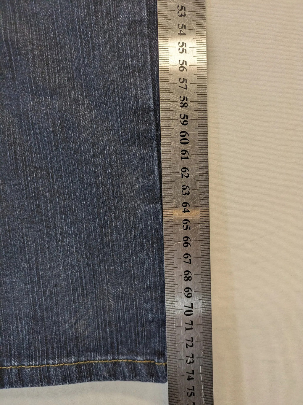 Wrangler straight jeans dark blue wash 5-pocket design with zipper, durable cotton blend.