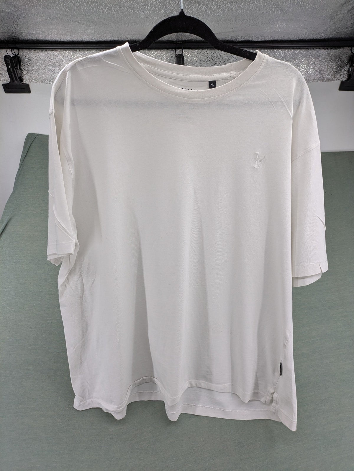 Hajo white short-sleeve t-shirt with subtle logo embroidery and side slits.