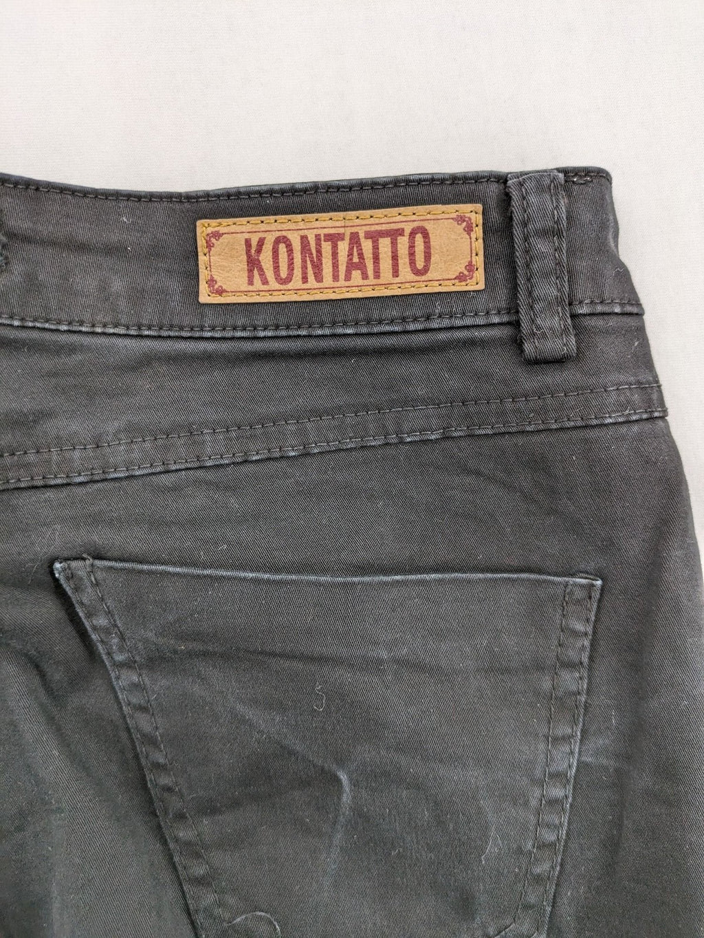 Kontatto pink straight jeans 5-pocket design with stretch material and slim fit.