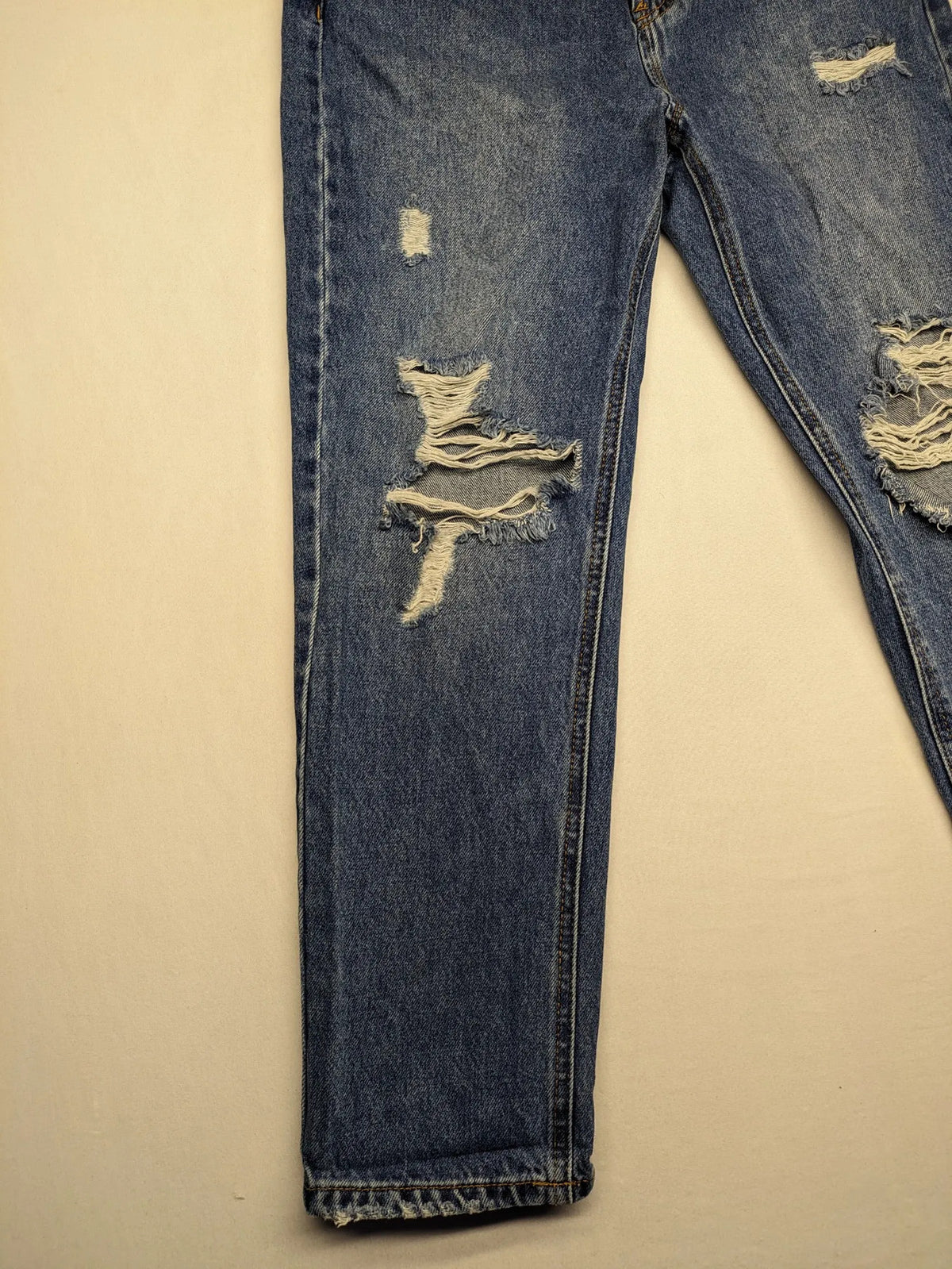 Pull&Bear blue mom jeans high-waist with distressed rips and 100% cotton fabric.
